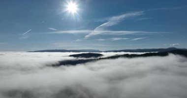 Güneş doğarken bulutların üzerinde İHA uçuşu. Bulutların arasından uç. Taze bir sabah ve bulutların üzerinde inanılmaz güneş ışınları. Yüksek kalite 4k görüntü