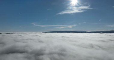 Güneş doğarken bulutların üzerinde İHA uçuşu. Bulutların arasından uç. Taze bir sabah ve bulutların üzerinde inanılmaz güneş ışınları. Yüksek kalite 4k görüntü
