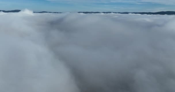 Voo Drone Sobre Nuvens Durante Nascer Sol Voe Através Das — Vídeo de Stock