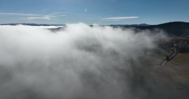 Güneş Doğarken Bulutların Üzerinde Uçuşu Bulutların Arasından Taze Bir Sabah — Stok video