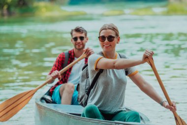 Birkaç maceraperest arkadaş, güzel doğayla çevrili vahşi bir nehirde kanoyla geziyorlar.. 