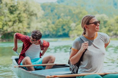 Birkaç maceraperest arkadaş, güzel doğayla çevrili vahşi bir nehirde kanoyla geziyorlar.. 