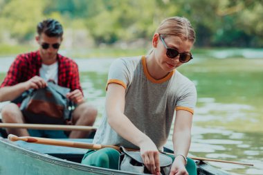 Birkaç maceraperest arkadaş, güzel doğayla çevrili vahşi bir nehirde kanoyla geziyorlar.. 