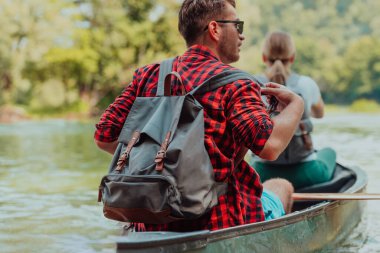 Birkaç maceraperest arkadaş, güzel doğayla çevrili vahşi bir nehirde kanoyla geziyorlar.. 