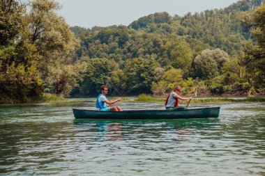 Birkaç maceraperest arkadaş, güzel doğayla çevrili vahşi bir nehirde kanoyla geziyorlar.. 