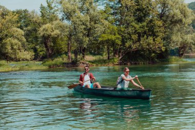 Birkaç maceraperest arkadaş, güzel doğayla çevrili vahşi bir nehirde kanoyla geziyorlar.. 