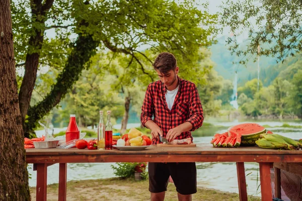 Man Preparing Delicious Dinner His Friends Who Having Fun River — Photo
