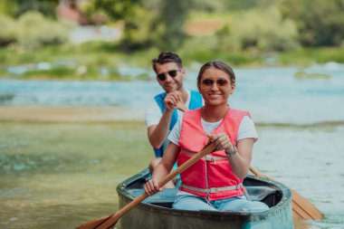 Birkaç maceraperest arkadaş, güzel doğayla çevrili vahşi bir nehirde kanoyla geziyorlar.. 