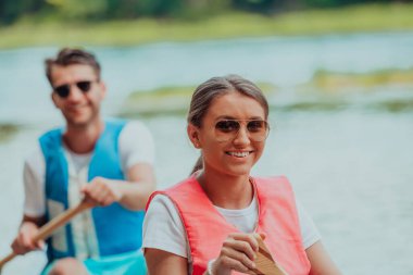 Birkaç maceraperest arkadaş, güzel doğayla çevrili vahşi bir nehirde kanoyla geziyorlar.. 