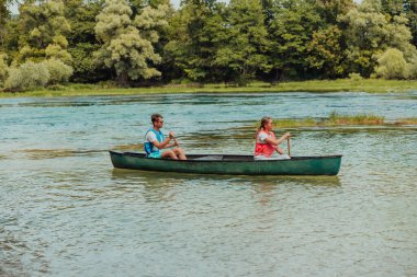 Birkaç maceraperest arkadaş, güzel doğayla çevrili vahşi bir nehirde kanoyla geziyorlar.. 