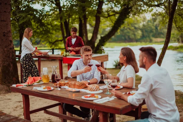 Grupp Glada Vänner Som Har Picknick Fransk Middag Utomhus Sommarsemester — Stockfoto