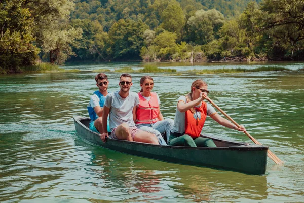一群冒险的探险家朋友在一条狂野的河里划船 — 图库照片