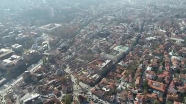 Saraybosna ve ulusal kütüphanenin hava görüntüleri, gün batımında Saraybosna kenti manzaralı Vijecnica kütüphanesinin üzerinde uçuyor. Yüksek kalite 4k görüntü