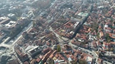 Saraybosna ve ulusal kütüphanenin hava görüntüleri, gün batımında Saraybosna kenti manzaralı Vijecnica kütüphanesinin üzerinde uçuyor. Yüksek kalite 4k görüntü