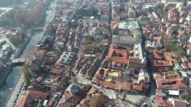 Saraybosna ve ulusal kütüphanenin hava görüntüleri, gün batımında Saraybosna kenti manzaralı Vijecnica kütüphanesinin üzerinde uçuyor. Yüksek kalite 4k görüntü