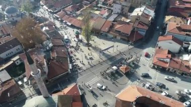 Saraybosna ve ulusal kütüphanenin hava görüntüleri, gün batımında Saraybosna kenti manzaralı Vijecnica kütüphanesinin üzerinde uçuyor. Yüksek kalite 4k görüntü
