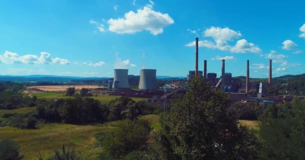 黒い煙が晴れた日に大気汚染を移動すると石炭火力発電所の高いパイプの空中ビュー 高品質4K映像 — ストック動画