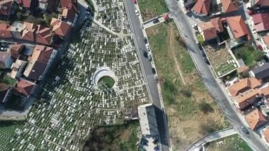 Saraybosna ve ulusal kütüphanenin hava görüntüleri, gün batımında Saraybosna kenti manzaralı Vijecnica kütüphanesinin üzerinde uçuyor. Yüksek kalite 4k görüntü