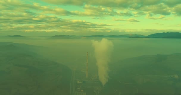 概要日当たりの良い日に黒い煙が大気を汚染して移動する石炭火力発電所の高管の空中図 高品質4K映像 — ストック動画