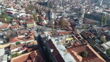 Saraybosna ve ulusal kütüphanenin hava görüntüleri, gün batımında Saraybosna kenti manzaralı Vijecnica kütüphanesinin üzerinde uçuyor. Yüksek kalite 4k görüntü