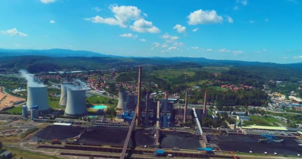 Вид Воздуха Высокие Трубы Угольной Электростанции Черным Дымом Движущимся Вверх — стоковое видео