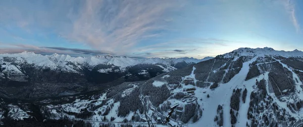 アルプス冷たい山雪の観光スポーツエコトラベルマウンテン風景ドローンフランスアルプス山脈上空空中飛行早朝自然を刺激4Kハイパーレイプ 高品質の4K映像 — ストック写真
