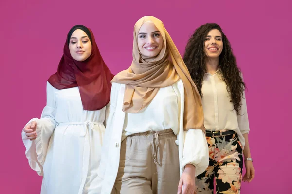Groepsportret Van Mooie Moslim Vrouwen Twee Van Hen Modieuze Jurk — Stockfoto