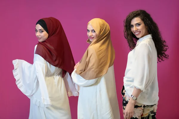 Ritratto Gruppo Belle Donne Musulmane Due Loro Abito Alla Moda — Foto Stock