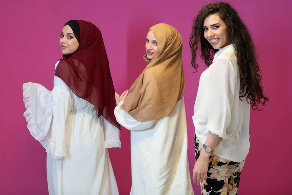 Retrato Grupo Hermosas Mujeres Musulmanas Dos Ellos Vestido Moda Con — Foto de Stock