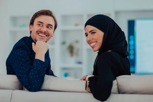 Jong Moslim Paar Vrouw Dragen Islamitische Hijab Kleding Zitten Bank — Stockfoto