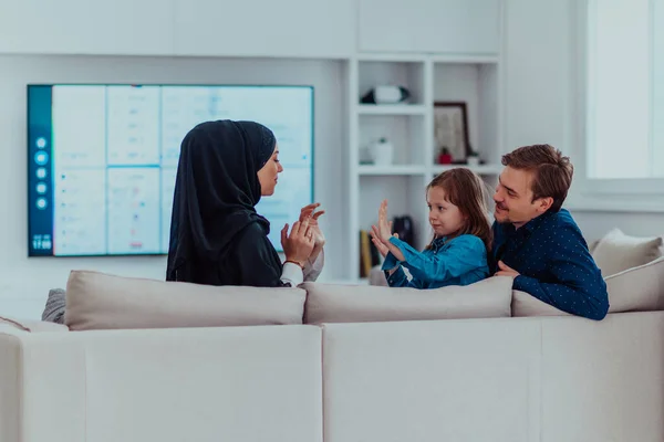 Happy Muslim Family Daughter Woman Traditional Fashionable Dress Having Fun — Stockfoto