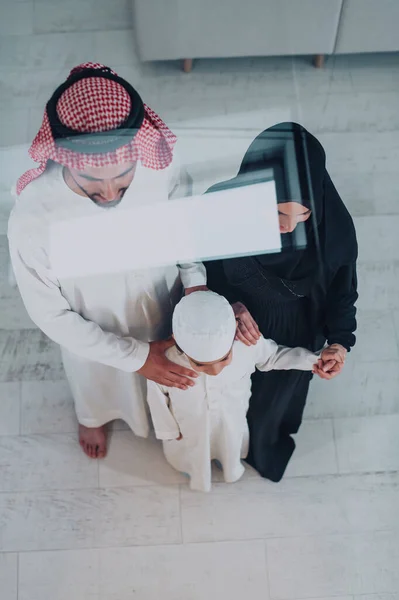 Vista Superior Joven Familia Musulmana Árabe Con Ropa Tradicional — Foto de Stock