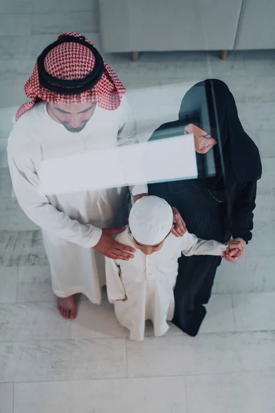 Κάτοψη Της Νεαρής Αραβικής Οικογένειας Μουσουλμάνων Που Φοράει Παραδοσιακά Ρούχα — Φωτογραφία Αρχείου
