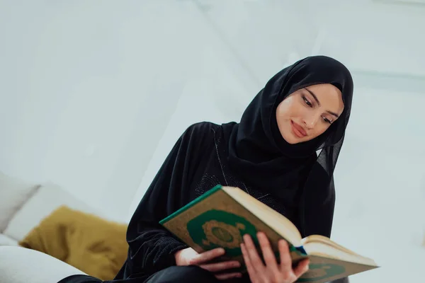 Jovem Mulher Muçulmana Tradicional Lendo Alcorão Sofá Antes Jantar Iftar — Fotografia de Stock