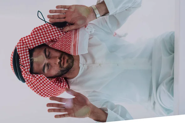 Hombre Musulmán Haciendo Sujud Sajdah Suelo Cristal — Foto de Stock