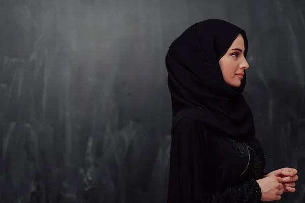 Retrato Hermosa Mujer Musulmana Vestido Moda Con Hiyab Delante Pizarra — Foto de Stock