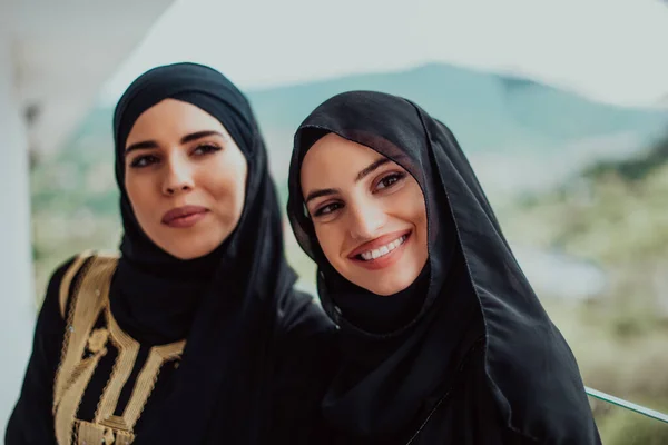 Νεαρές Όμορφες Μουσουλμάνες Γυναίκες Μοντέρνο Φόρεμα Μαντίλα Χρησιμοποιώντας Κινητό Τηλέφωνο — Φωτογραφία Αρχείου