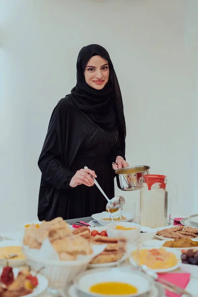 Νεαρή Μουσουλμάνα Που Σερβίρει Φαγητό Για Ιφτάρ Κατά Διάρκεια Του — Φωτογραφία Αρχείου