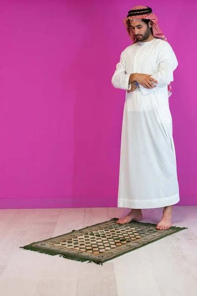 Giovane Musulmano Arabo Abiti Tradizionali Che Prega Sul Tappeto Davanti — Foto Stock