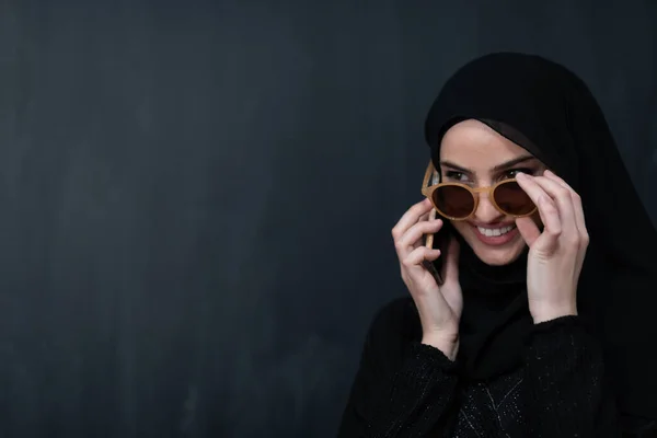 Młody Nowoczesny Muzułmanin Biznes Kobieta Pomocą Smartfona Noszenie Hidżab Ubrania — Zdjęcie stockowe