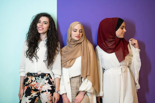 Retrato Grupo Hermosas Mujeres Musulmanas Dos Ellos Vestido Moda Con — Foto de Stock