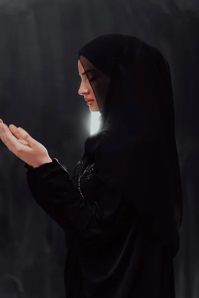 Portrait Young Muslim Woman Making Dua High Quality Photo — Foto de Stock