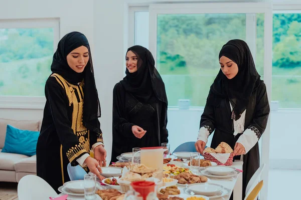 Eid Mubarak Famiglia Musulmana Avendo Iftar Cena Giovani Ragazze Musulmane — Foto Stock