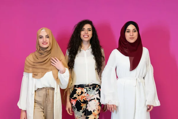 Retrato Grupo Belas Mulheres Muçulmanas Dois Deles Vestido Elegante Com — Fotografia de Stock