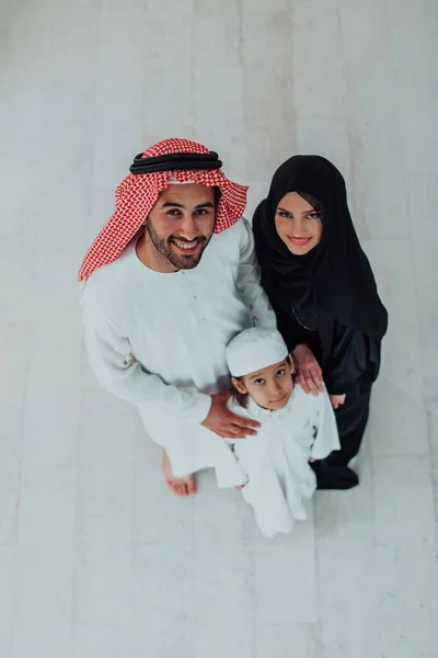 Vista Superior Joven Familia Musulmana Árabe Con Ropa Tradicional —  Fotos de Stock