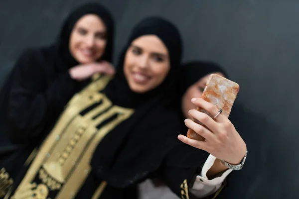 Group Young Beautiful Muslim Women Fashionable Dress Hijab Using Smartphone — 스톡 사진