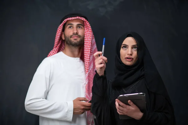 Young Muslim Business Couple Arabian Man Woman Fashionable Hijab Dress — Foto Stock