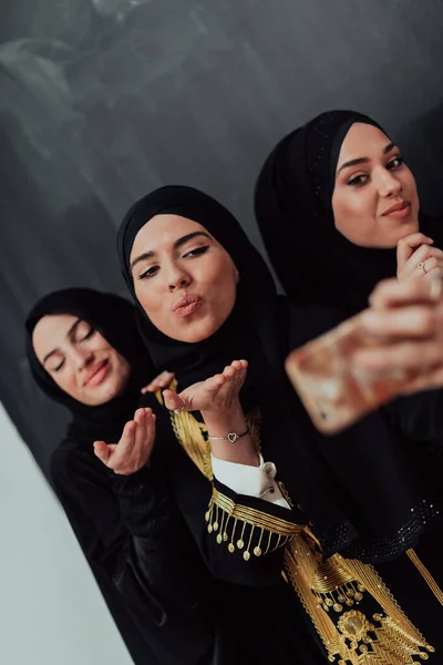 Group Young Beautiful Muslim Women Fashionable Dress Hijab Using Smartphone — Foto de Stock