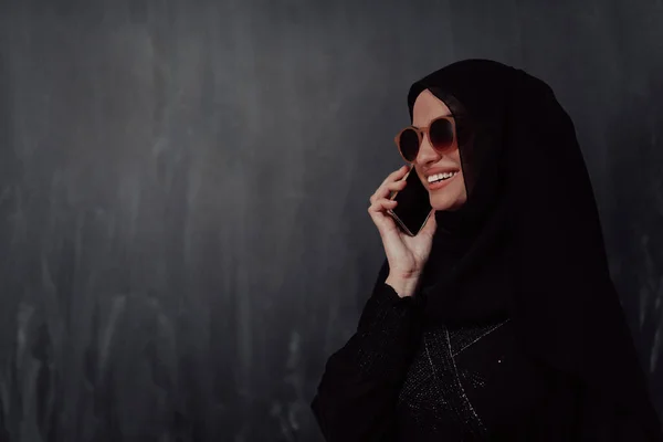 Giovane Donna Affari Musulmana Moderna Utilizzando Smartphone Indossando Vestiti Hijab — Foto Stock