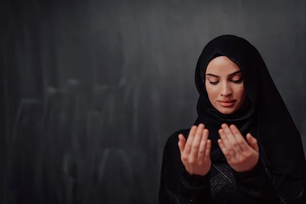 Portrait Young Muslim Woman Making Dua High Quality Photo — Stock fotografie